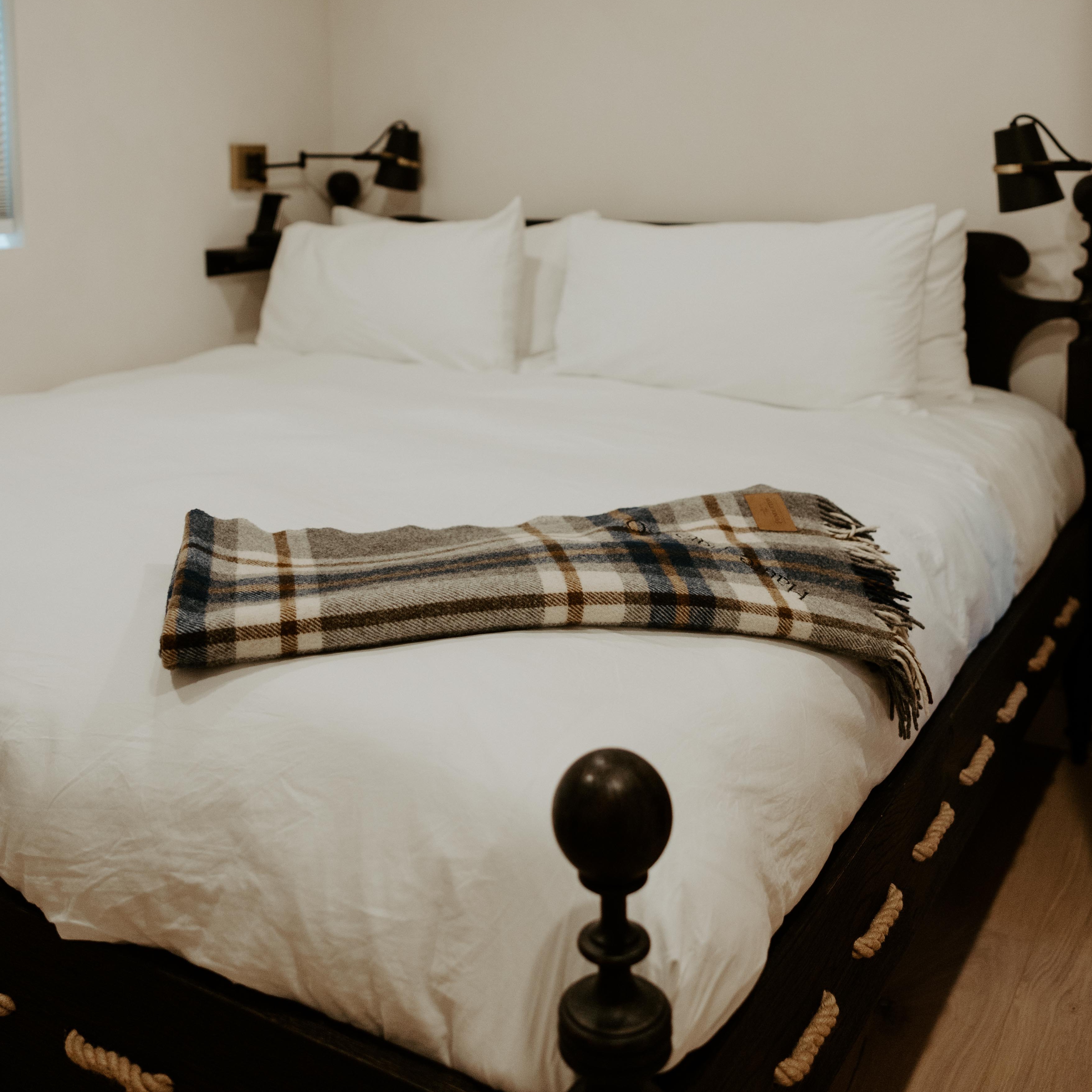 King, Saltwater Bed in Black