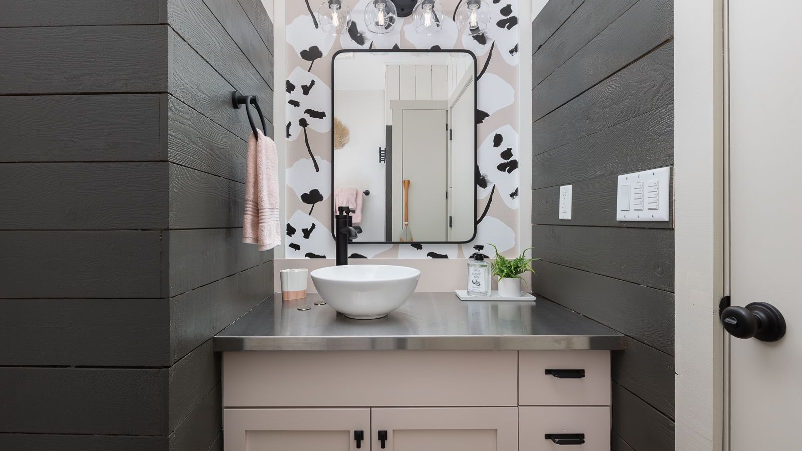 Paint Colors & Wallpaper