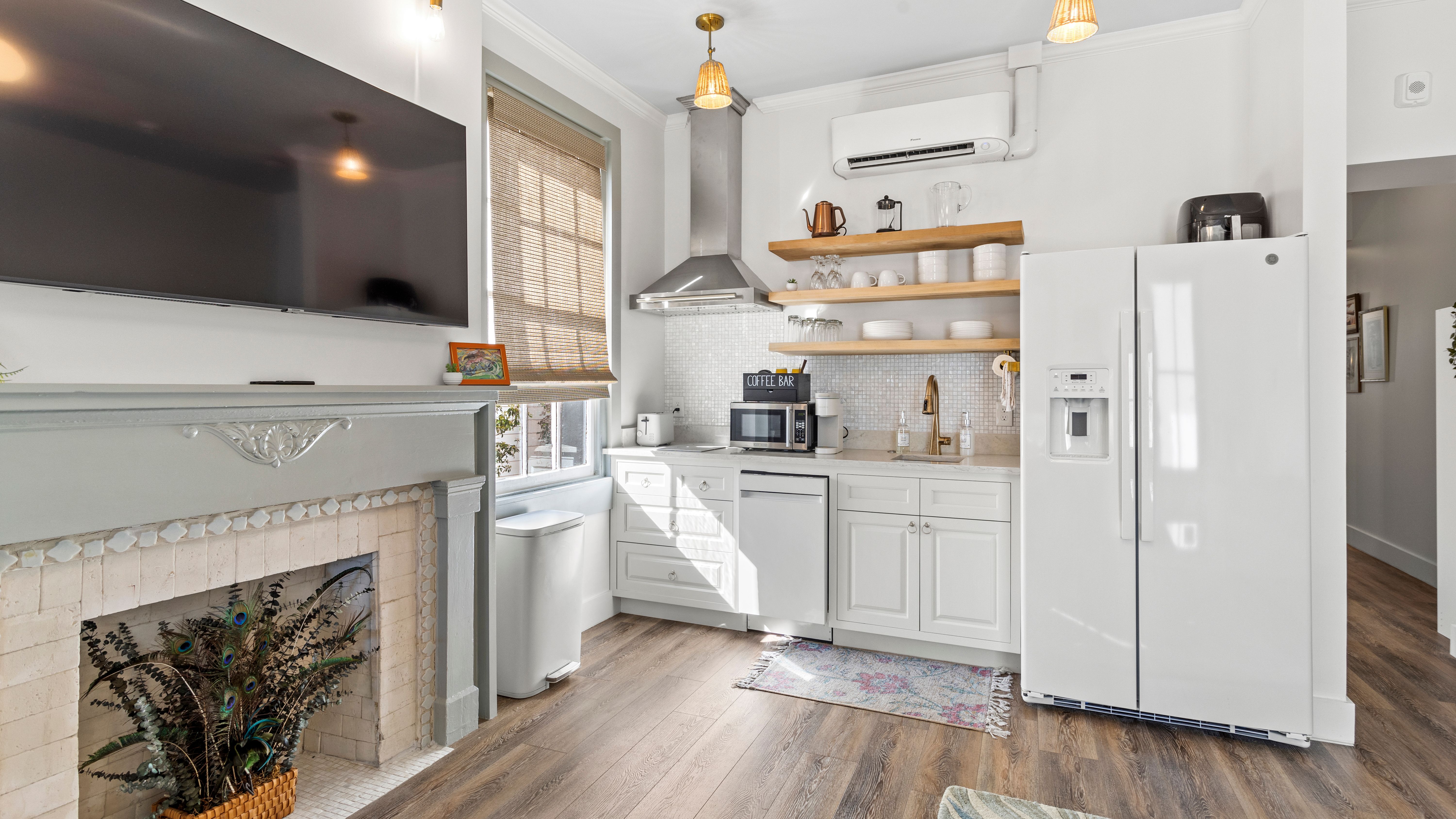 Vivian Suite Kitchen & Dining
