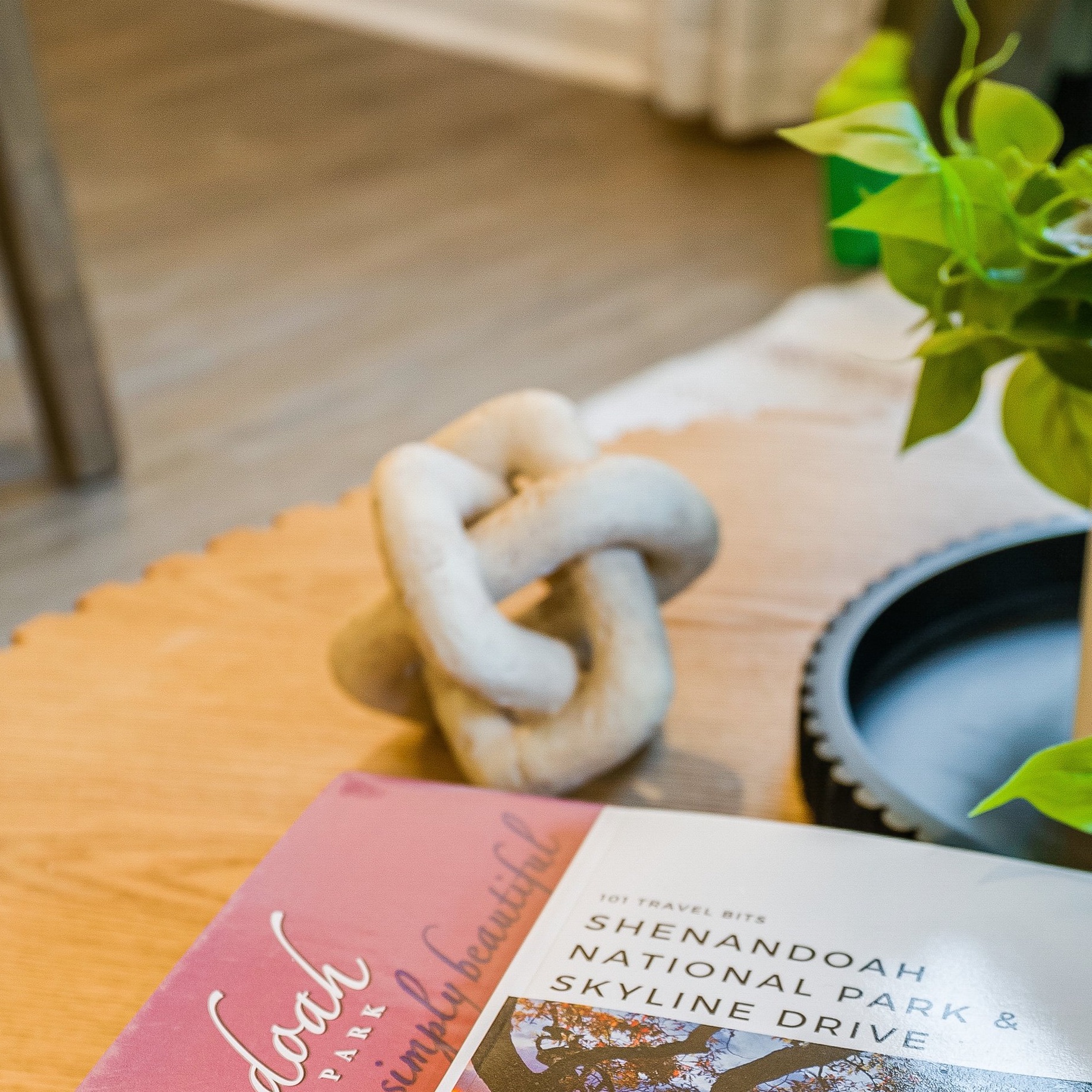 DN DECONATION 3 Link Knot Decor, Beige Travertine Coffee Table Decoration, Boho Resin Chain Link Decor, Modern Shelf Entryway Objects for Home Living Room Farmhouse Bedroom Inspired Aesthetic Art