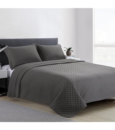 Hombys 3 Piece Oversized King Quilt Set Bedspread 128x120 Reversible Lightweight Coverlet Summer Comforter Set (super King Plus (128x120)
