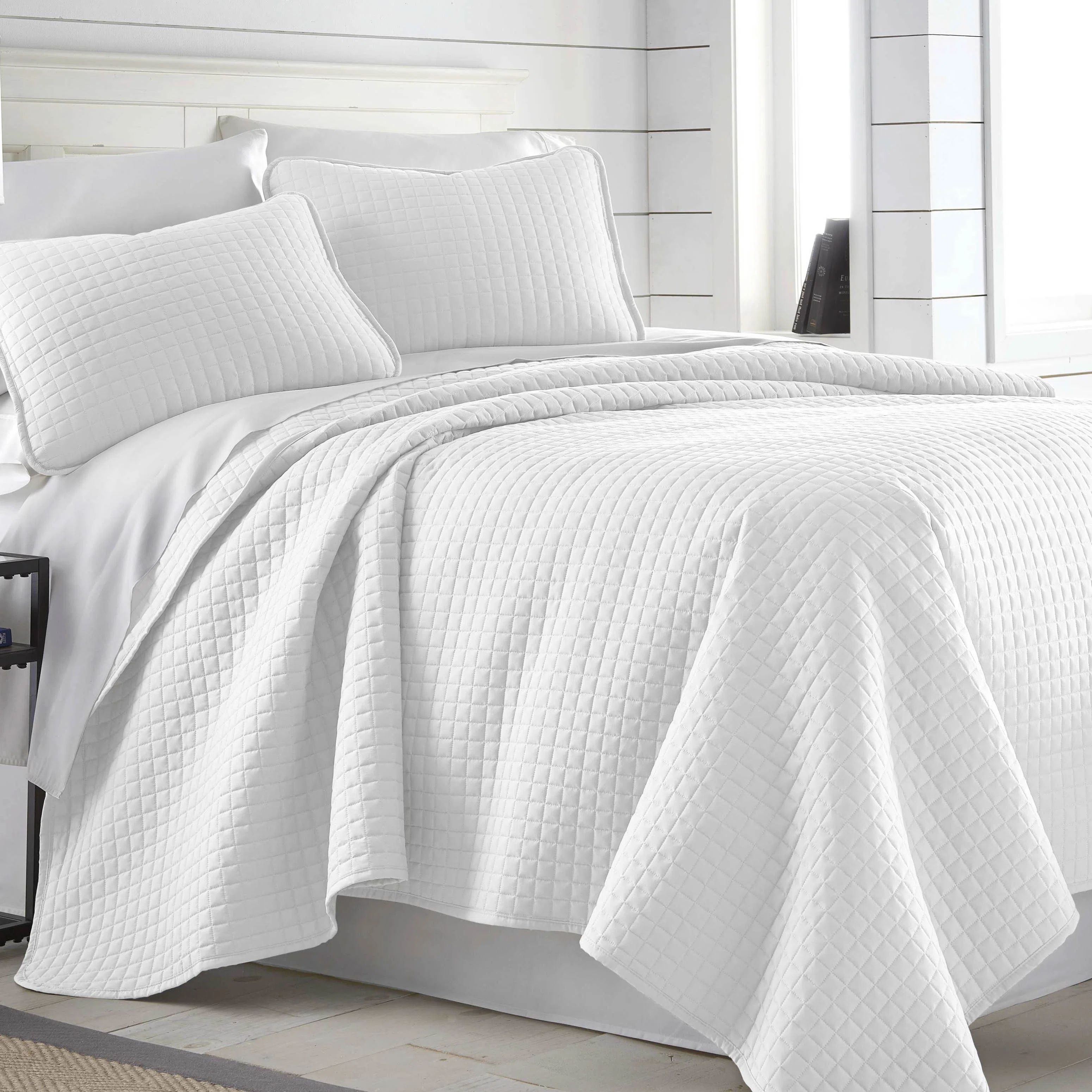 Vilano Springs ® Oversized, Light-Weight Hotel Quality Quilt Set with Matching Shams