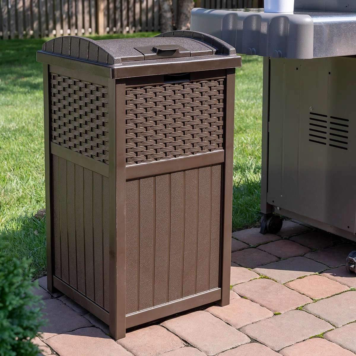 Suncast 33 Gallon Manual Lift Trash Hideaway Container