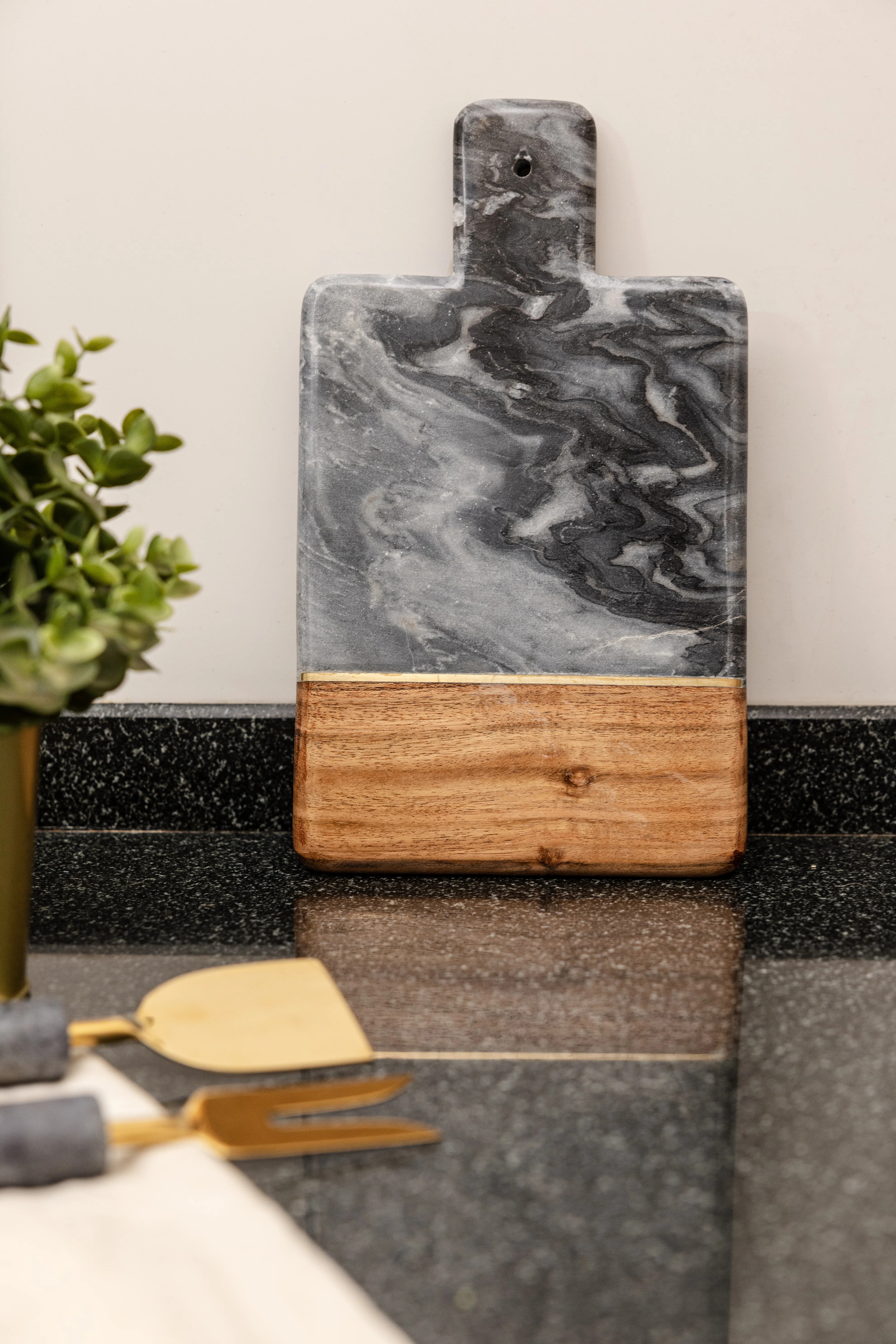  LuxeDesigns Wood and Marble Paddle Cheese Board – Elegant Black Marble & Mango Wood Serving Board with Comfortable Handle, Ample Space for Charcuterie & Cheese – Perfect for Entertaining and Stylish Kitchen Decor